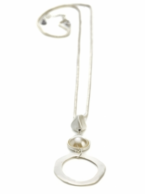 LONG METALLIC NECKLACE W. PEND SILVER