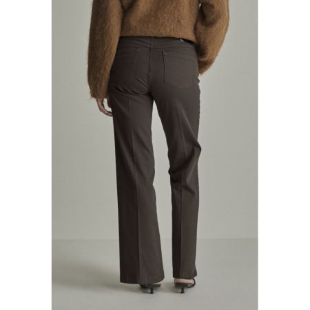 L32 205 Deep Brown