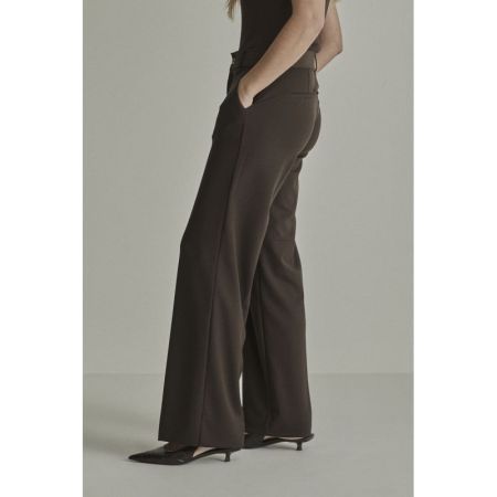 L32 205 Deep Brown