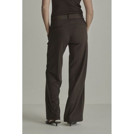 L32 205 Deep Brown