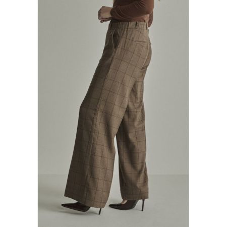 L32 205 Deep Brown